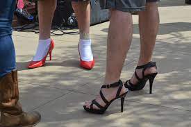 can men wear women's shoes